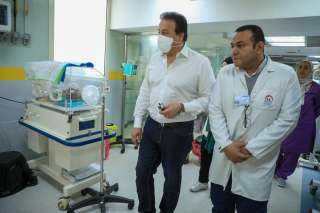 وزير الصحة يتفقد مستشفى الأطفال التخصصي في بـ«بنها» ويوجه بصرف مكافأة شهر لكافة العاملين