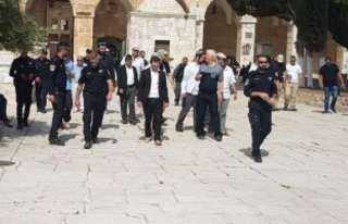 عشرات المستوطنين يقتحمون باحات الأقصى بحماية شرطة الاحتلال