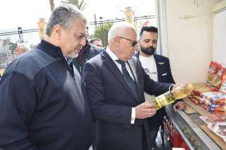 محافظ بورسعيد يتفقد المنافذ المتنقلة لمبادرة «اهلا رمضان» للسلع الغذائية الأساسية