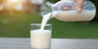 الفرق بين الحليب كامل الدسم والقليل الدسم