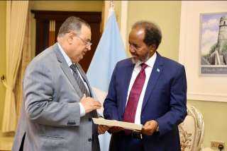 السفير خليل ابراهيم الذوادي يقدم رسالة خطية الى رئيس جمهورية الصومال من الامين العام للجامعة العربية
