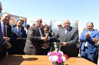 وزير التعليم العالي يضع حجر الأساس لمشروع أرض الجامعات المصرية بالوادي الجديد