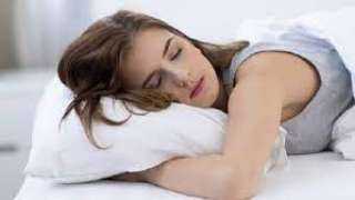 هل النوم على الثدي يسبب ألم؟