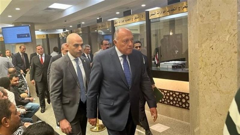 وزير الخارجية سامح شكري يتفقد الأعمال القنصلية في الرياض