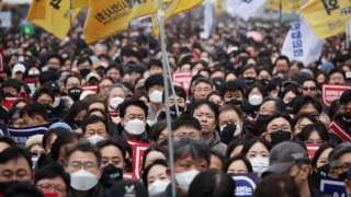 أطباء كوريا الجنوبية ينظمون مسيرة حاشدة ضد السياسة الصحية للدولة