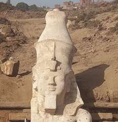 الكشف عن الجزء العلوي من تمثال للملك رمسيس الثاني بالأشمونين بمحافظة المنيا