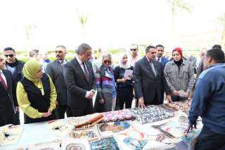 وزير التنمية المحلية ومحافظ الفيوم يتفقدان معرض ”أيادي مصر” للحرف اليدوية والتراثية