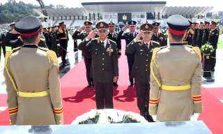 الرئيس السيسى ينيب وزير الدفاع لوضع الزهور على النصب التذكارى لشهداء الجيش