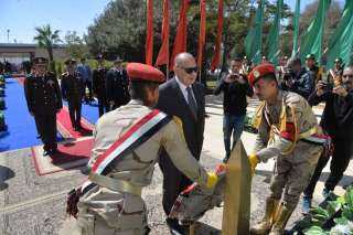 محافظ أسيوط يشارك قائد المنطقة الجنوبية العسكرية فى وضع إكليل من الزهور على النصب التذكاري للشهداء