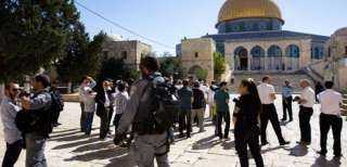 مئات المستوطنين يقتحمون المسجد الأقصى بحماية الاحتلال الإسرائيلي