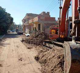 محافظ أسوان يوجه بتكثيف الجهود للإنتهاء من توصيل خدمات الصرف الصحى بقرية غرب اسوان