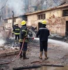 رجال الحماية المدنية ينهون أعمال التبريد بعد السيطرة على حريق استوديو الأهرام
