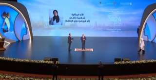 الرئيس السيسي يكرم عددا من النماذج المشرفة للمرأة المصرية