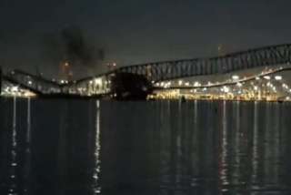 انهيار جسر في مدينة بالتيمور الأميركية بعد اصطدام سفينة به