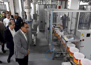 رئيس الوزراء يزور مصنع ”يوتن” للدهانات والبويات الصناعية