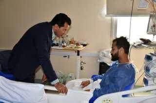 وزير الرياضة يتحدث مع اللاعب احمد رفعت خلال زيارته بمستشفى وادى النيل  للاطمئنان على حالته الصحية