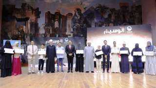 محافظ أسوان يسلم 10 من حفظة القرآن الكريم جوائز مالية