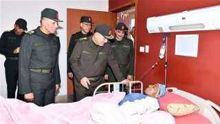 الفريق أسامة عسكر يزور عددًا من المصابين بمستشفى القوات المسلحة بالحلمية