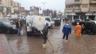 رفع آثار تراكمات مياه الأمطار من شوارع مدن وقرى البحيرة