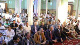محافظ أسوان يؤدى صلاة عيد الفطر بمسجد بدر في الطابية