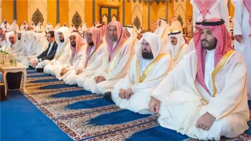 الأمير محمد بن سلمان يؤدي صلاة العيد في المسجد الحرام