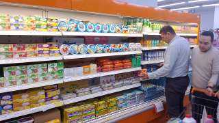 محافظ المنيا يتابع جهود الوحدات المحلية في طرح مواد غذائية مدعمة واستمرار الحملات الرقابية علي الأسواق