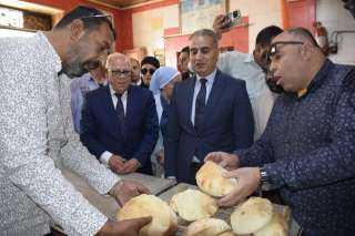 محافظ بورسعيد و رئيس جهاز حماية المستهلك يتفقدان أحد المخابز الأفرنجي لمتابعة تطبيق قرار أسعار الخبز السياحي