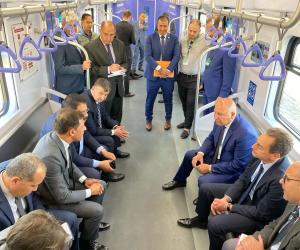 وزير النقل والسفير الفرنسي يستقلان  القطار الكهربائي الخفيف LRT والخط الثالث للمترو