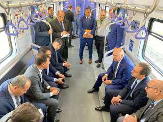وزير النقل والسفير الفرنسي يستقلان  القطار الكهربائي الخفيف LRT والخط الثالث للمترو