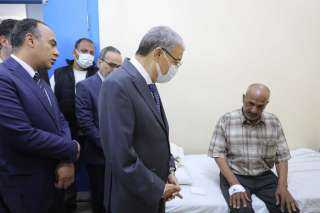 محافظ المنيا يزور مصابى غزة بالمستشفى الجامعى