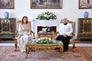 السيدة انتصار السيسى وحرم رئيس مجلس رئاسة البوسنة والهرسك تتفقدان غرفة عمليات الهلال الأحمر