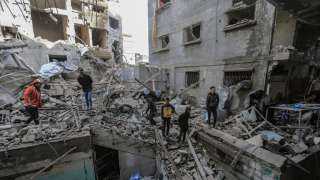 طواقم الدفاع المدني في غزة تنتشل عددا من الجثث بعد غارة إسرائيلية على منزل في رفح