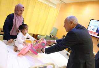 أبو الغيط خلال زيارته لأطفال جرحى من غزة في مستشفى سدرة بالدوحة: رأيت بعض آثار جرم يندى له الجبين