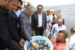 محافظ المنيا يشارك فى مشروع الاستزراع السمكي بإلقاء مليوني زريعة سمك بنهر النيل