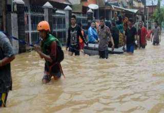 مقتل 14 شخصا في فيضانات بإندونيسيا