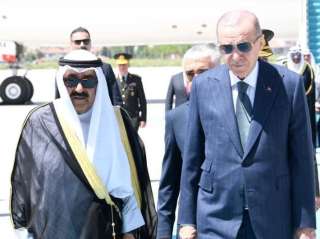 أمير دولة الكويت يصل تركيا.. والرئيس التركي في مقدمة مستقبلي سموه