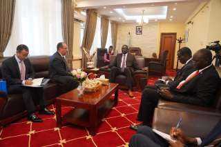 السفير المصري يلتقى بوزير الخارجية الجنوب سوداني المعين حديثا