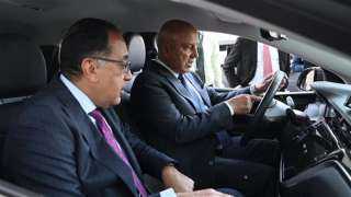 رئيس الوزراء يتفقد سيارات ”تاكسي العاصمة” أمام مقر المجلس بالعاصمة الإدارية