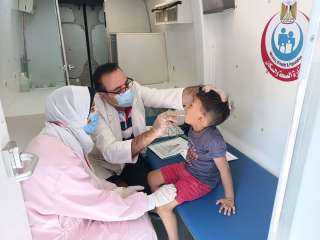 توقيع الكشف الطبي على ١٥٣١ حالة خلال قافلة طبية بقرية دير البرشا بمركز ملوى بالمنيا