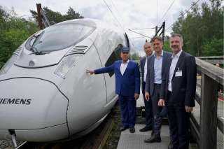 خلال زيارته لألمانيا..  وزير النقل يتفقد مركز اختبارات القطارات الخاص بشركة سيمنز بمدينة فيلدنرات بألمانيا