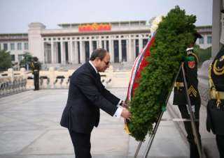 الرئيس السيسي يقوم بزيارة النصب التذكاري للجندي المجهول بميدان ”تيانانمن” بالعاصمة الصينية بكين