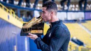 الدوري السعودي، رونالدو يتسلم جائزة الحذاء الذهبي