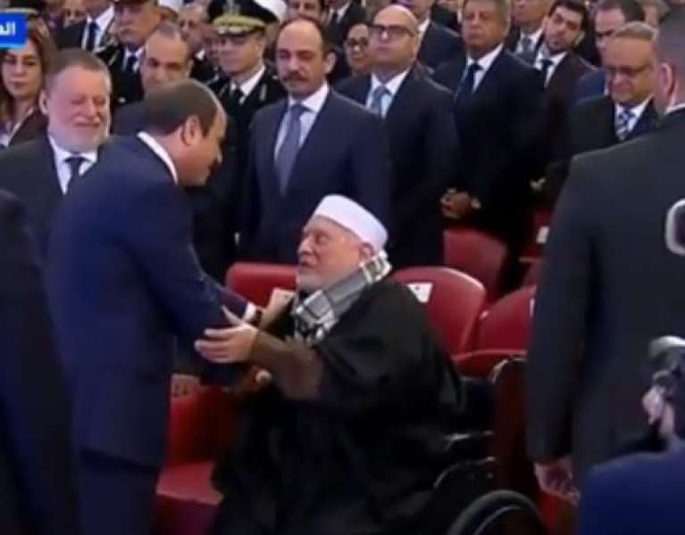 شاهد.. الرئيس السيسي يرحب بالدكتور أحمد عمر هاشم خلال احتفال ليلة القدر