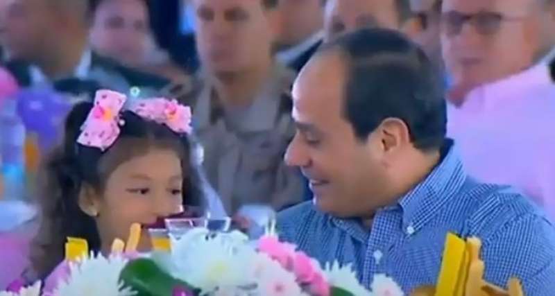 شاهد.. الرئيس السيسي يحضر احتفالية عيد الفطر بمشاركة أبناء شهداء الجيش والشرطة