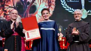 بسبب كسر قدميها.. الفنانة مادلين طبر تُثير الجدل بعد ظهورها بعكاز وتطالب بالجنسية المصرية