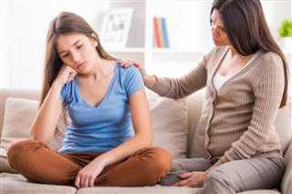 حين تُزهِر الطفولة مُبكرًا.. كيف تدعمين ابنتك في أولى خطوات النضج؟