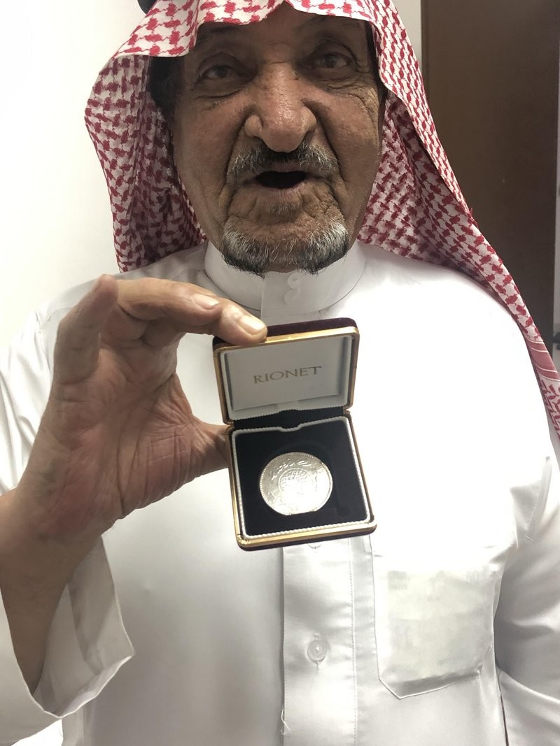 بالصور..سعودي يكشف عن هدية نادرة حصل عليها من مؤسس المملكة أخبار